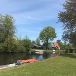 Grosses Mit Boot